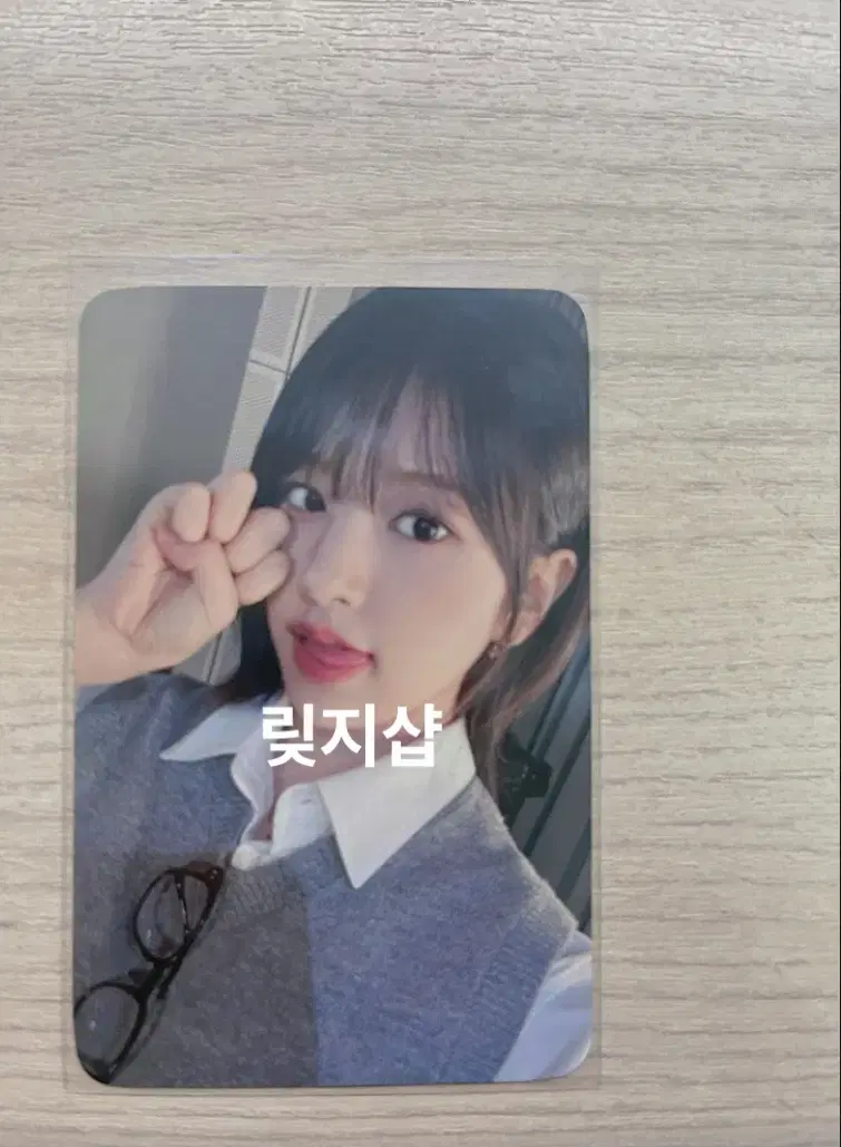 Yujin Magazine ive Sells photo cards.