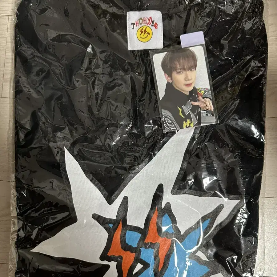 ATEEZ pop up t shirt with photocard