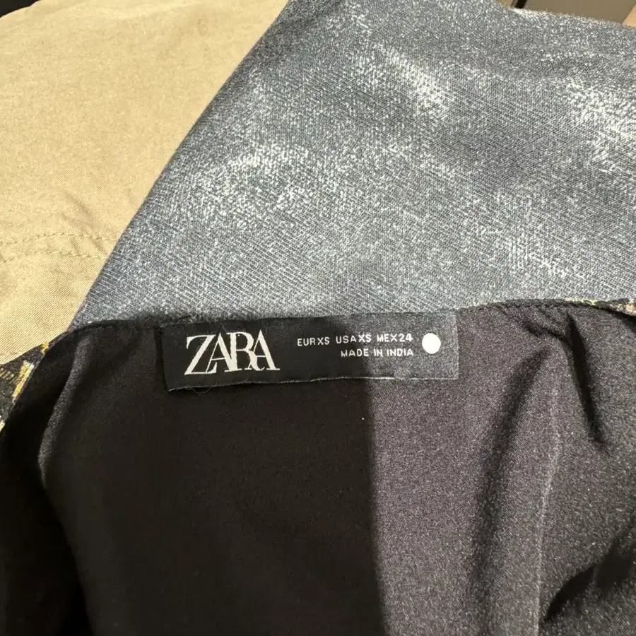 zara 자라 빈티지 플라워 패턴 뒷 밴딩 크롭 블라우스