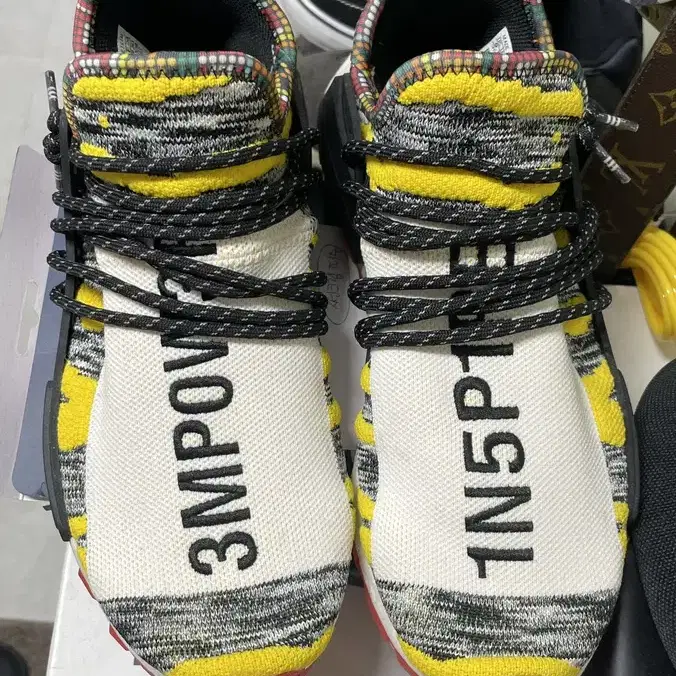 아디다스 x 퍼럴 윌리암스 Hu NMD 사이즈265