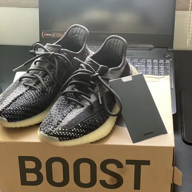 아디다스 이지부스트 350v2 carbon 270