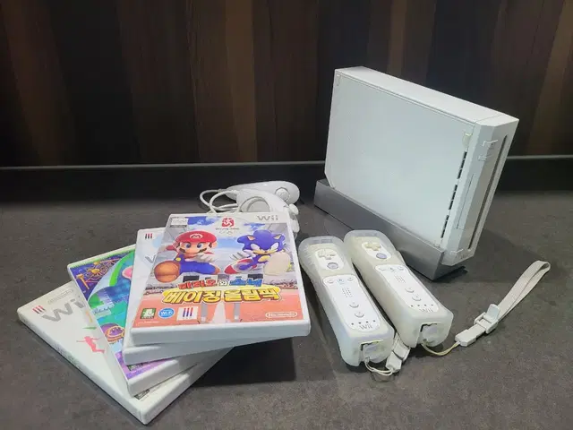 가정용 게임기 닌텐도 wii 팝니다.