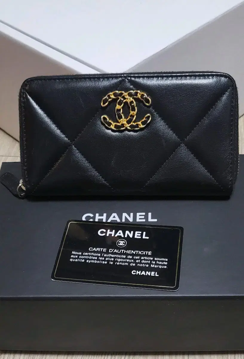 Chanel 19-page wallet with zipper