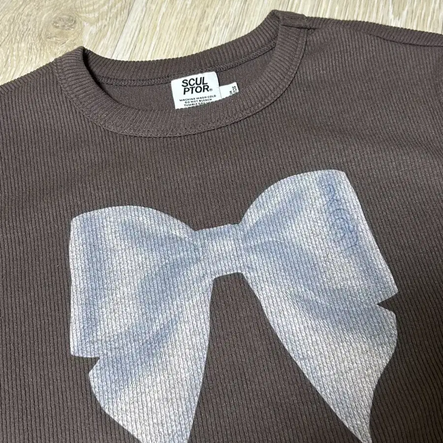 스컬프터 Big Bow Crop Top Brown 리본티셔츠