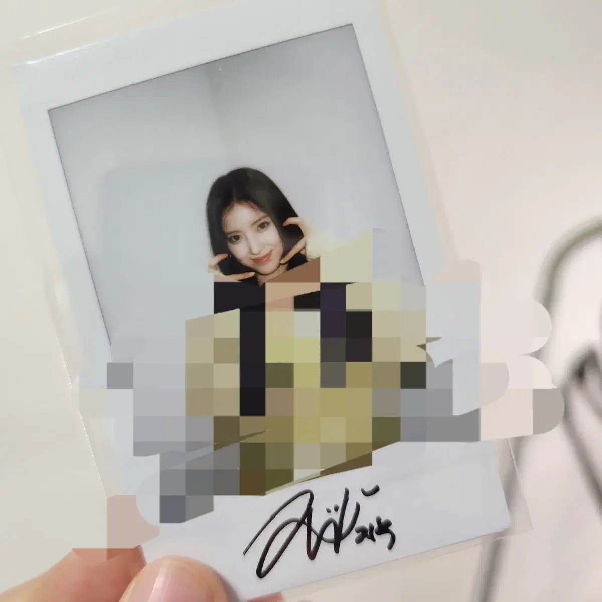 nmixx jiwoo sign polaroid