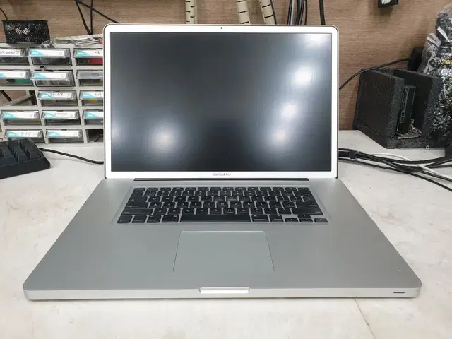 부품용 맥북 MACBOOK PRO A1297 화면안뜸 -