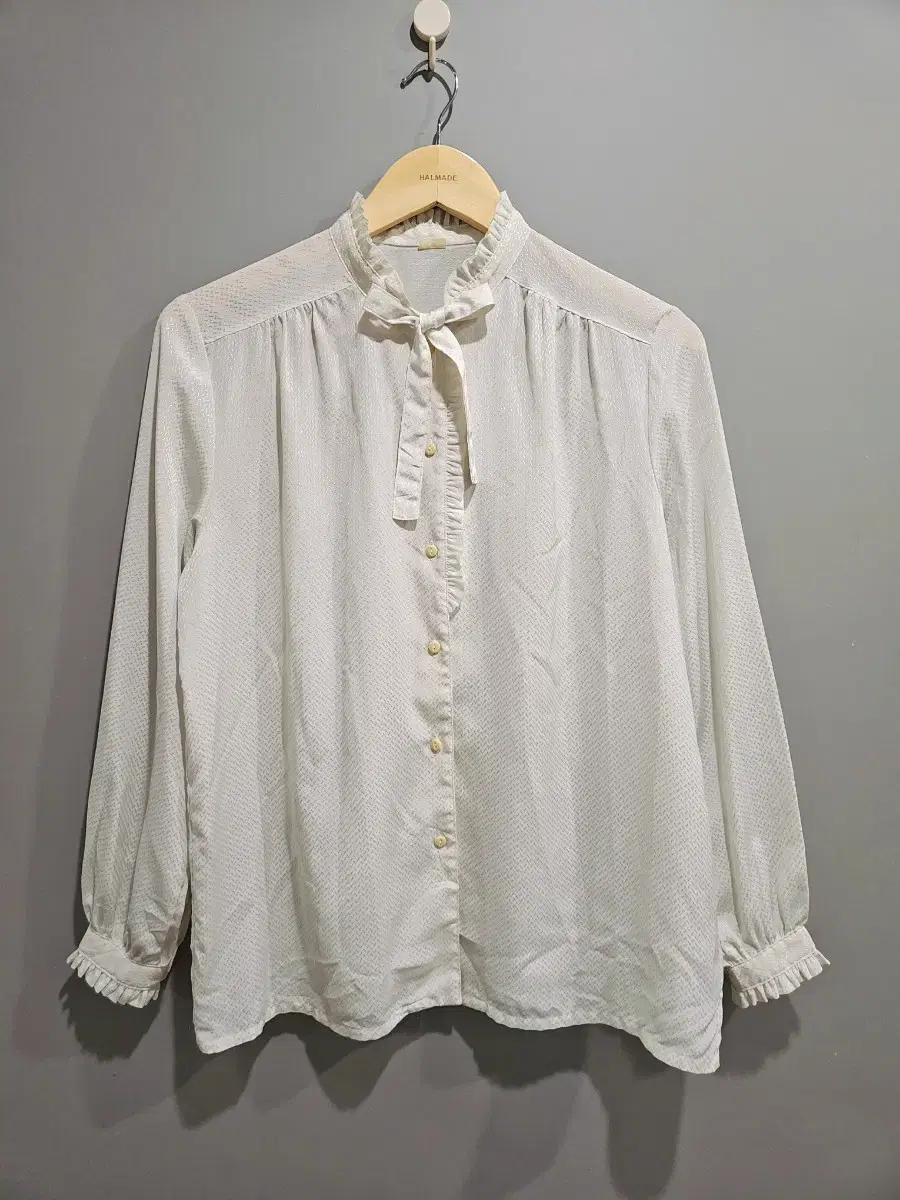 [25% discount] Ivory frill blouse M