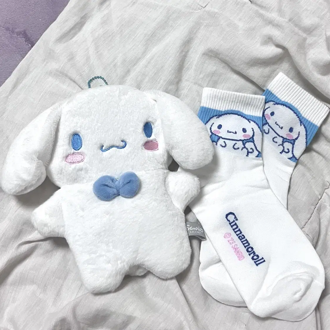 Cinnamon roll zipper doll pow keyring + socks