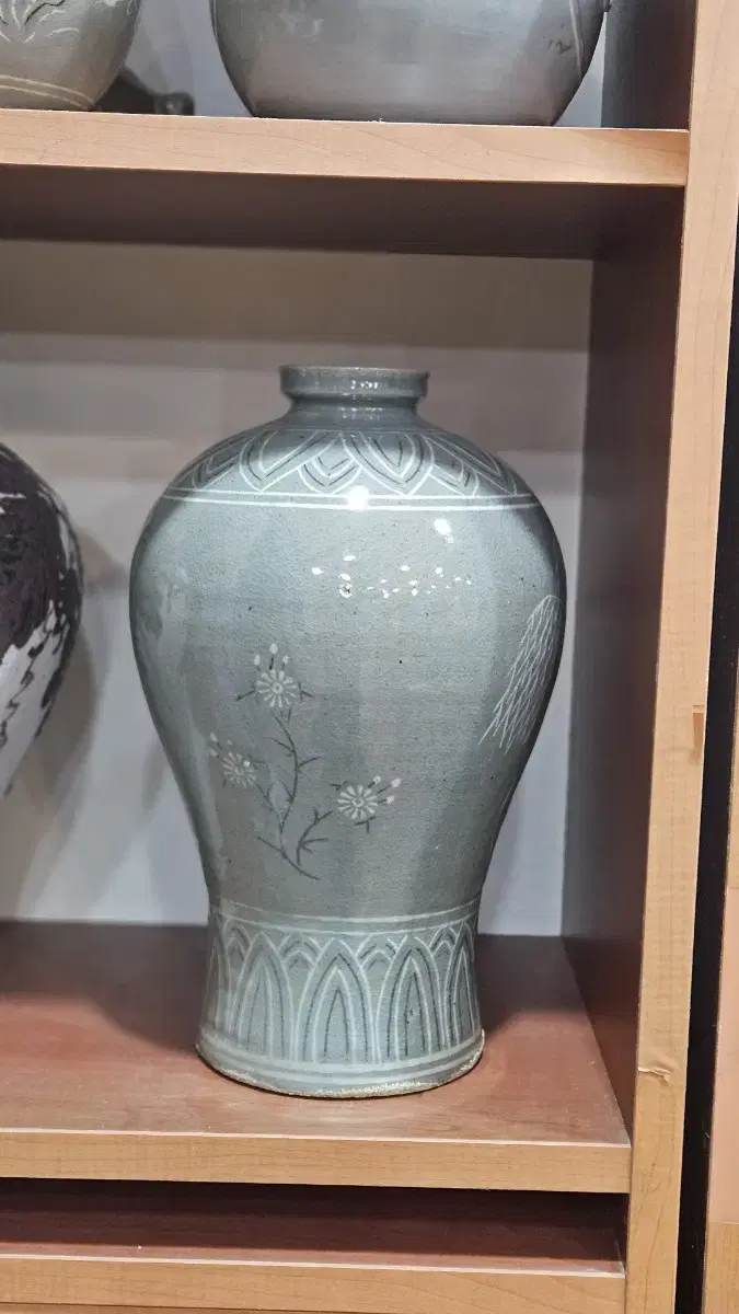 골동품 고려청자흑백상감포류국화당초문매병