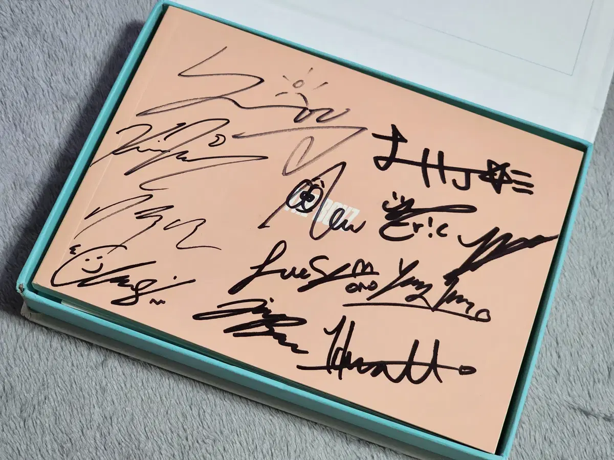 Rare - signed by the boyz signature album Limited Merchandise/THE BOYZ