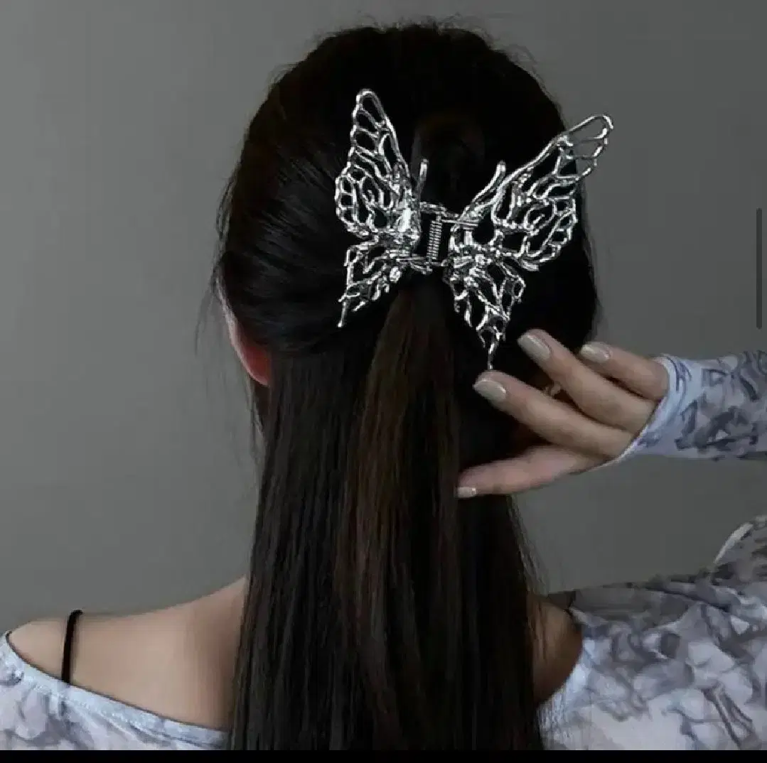 I'm selling butterfly-shaped hairpins