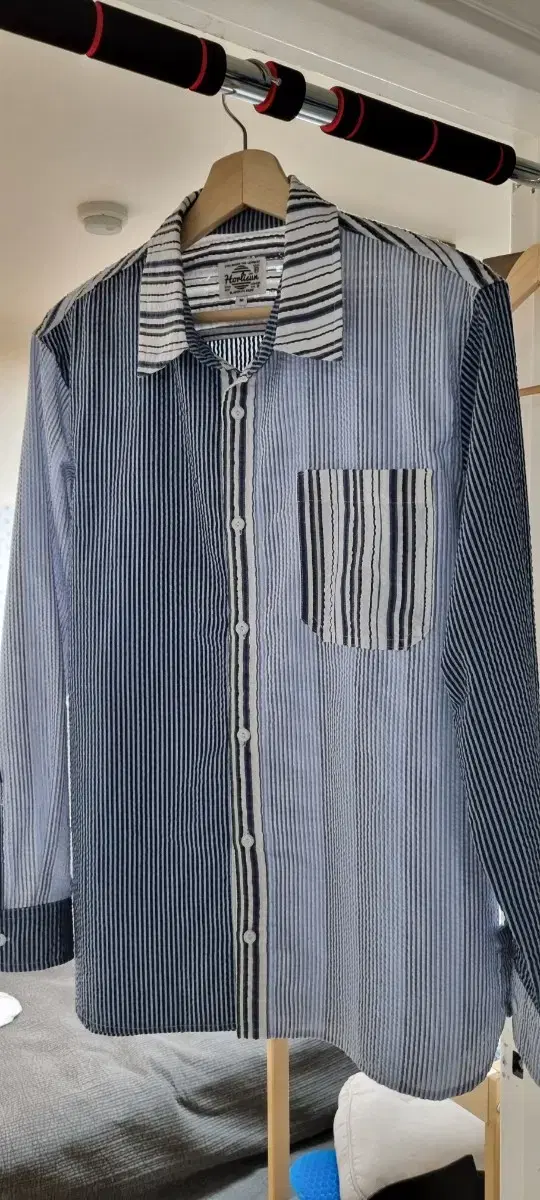 I bought it for about 140,000 won at Musin. Seersucker material shirt, size M, 100 fit.