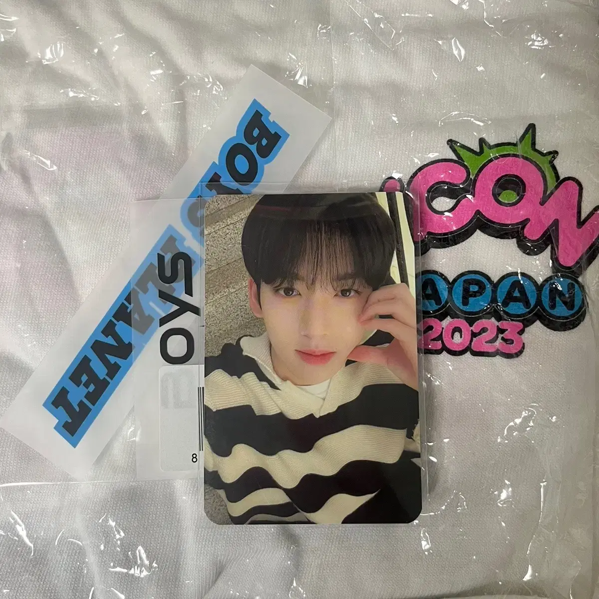 Capons han yujin T-shirt patches sticker Photo cards in bulk