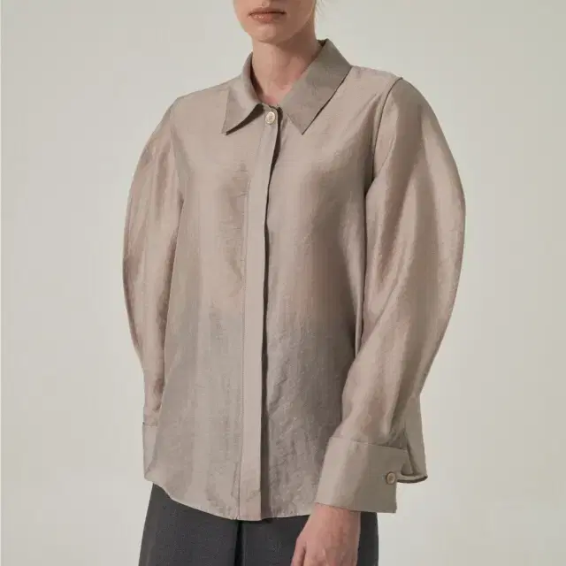 (새상품)게드 볼륨 블라우스 그레이 BOLUME BLOUSE GRAY