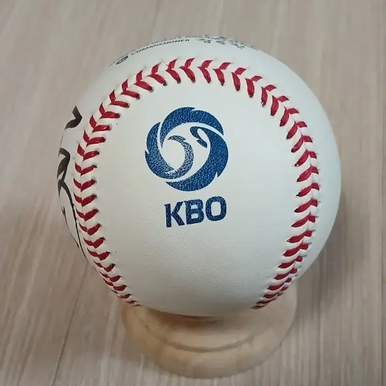 최강야구 3루수 천재타자 정성훈 친필 싸인볼(KBO 공인구 )