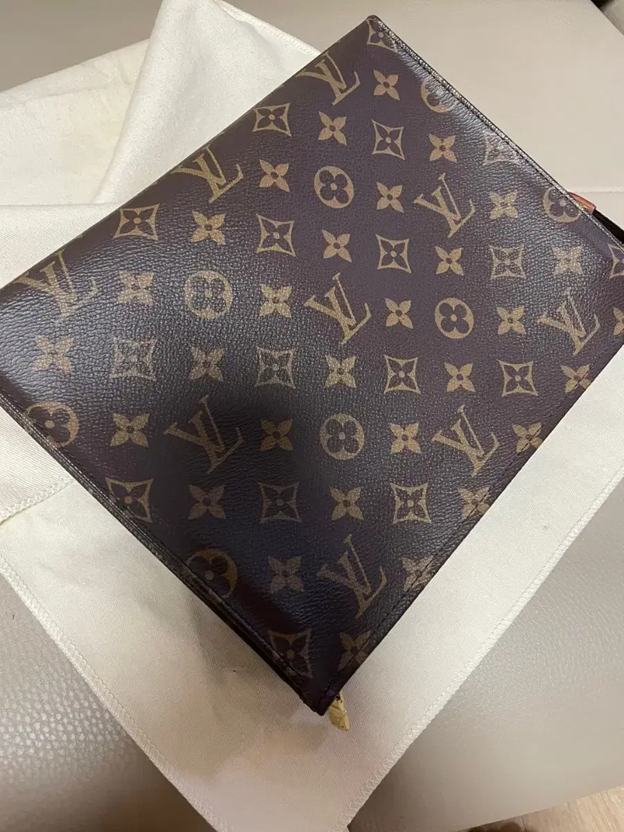 Louis Vuitton Toiletry Pow 26 monograms