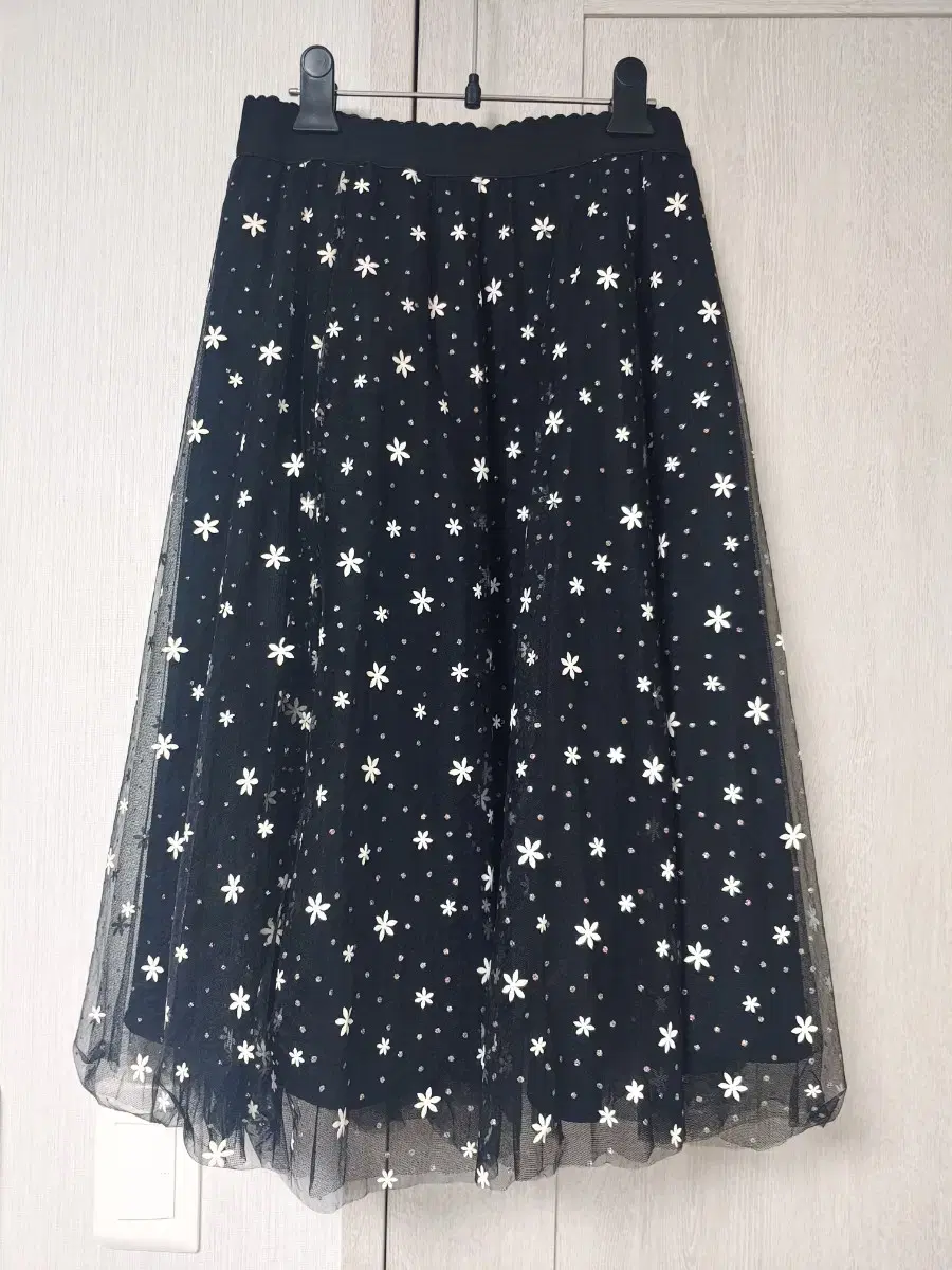 New in box.Chantilly skirt size 55