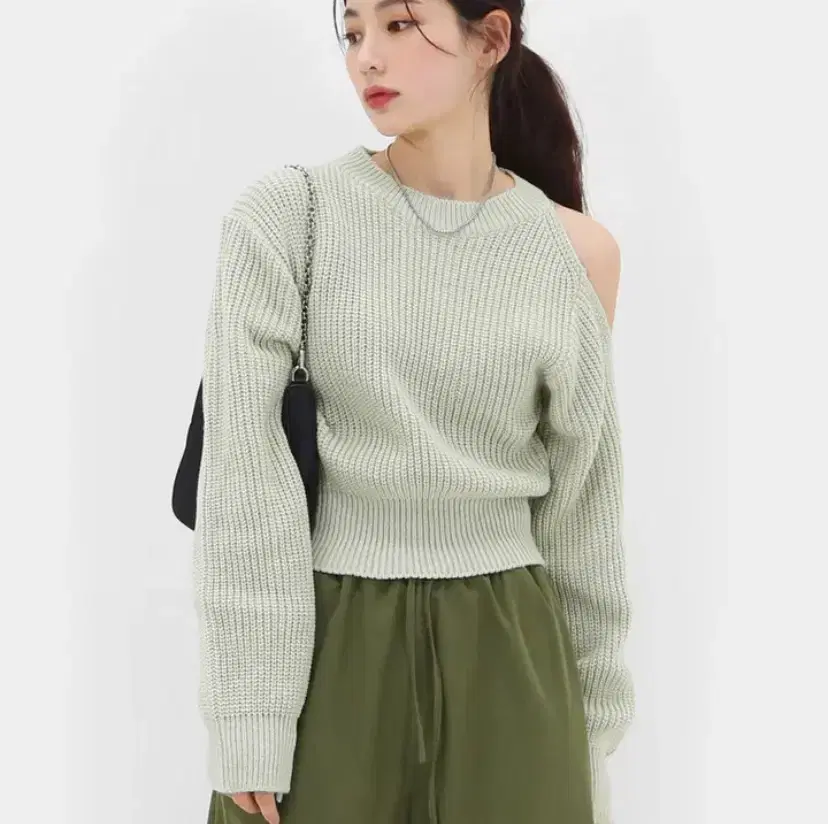 One-sided shoulder trim off-shoulder trim