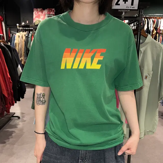 (019) NIKE 나이키 전면 로고 배색 프린팅 반팔 티셔츠 그린 M