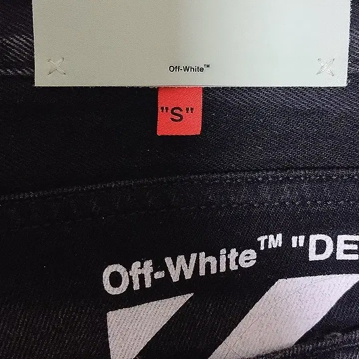 오프화이트 OFF WHITE 지퍼 디테일 남성 블랙 데님34