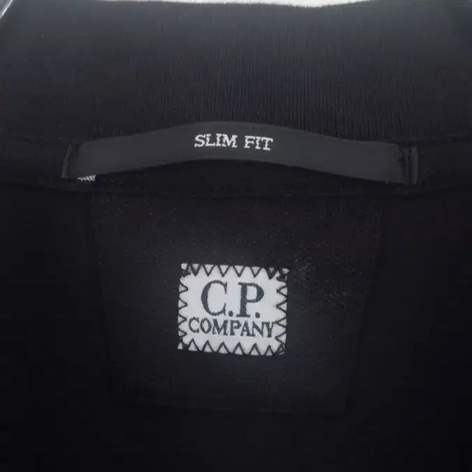 C.P. COMPANY slimfit 새반팔티 (95100)