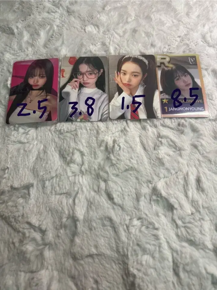 ive got a mine lol ships jang wonyoung photocard for sale!(negotiable)