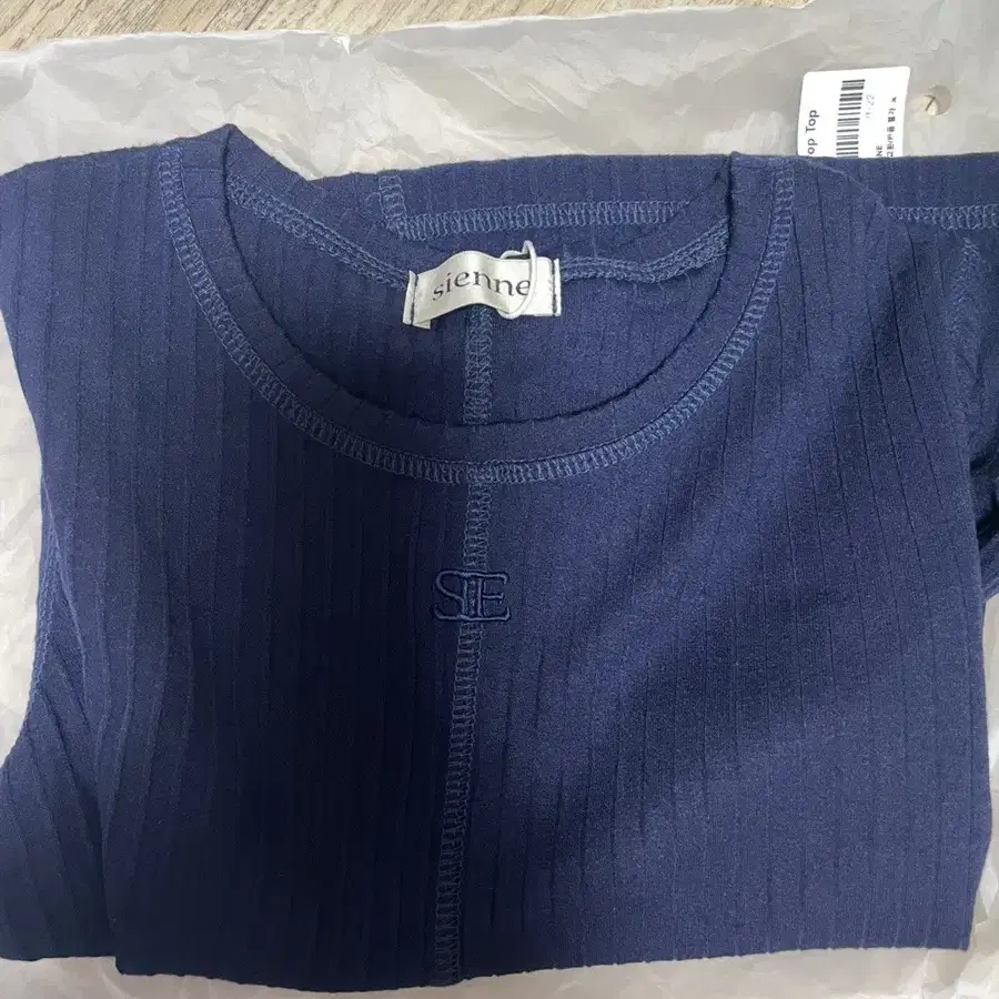 시엔느 Berlin Logo Crop Top (Navy) 반팔