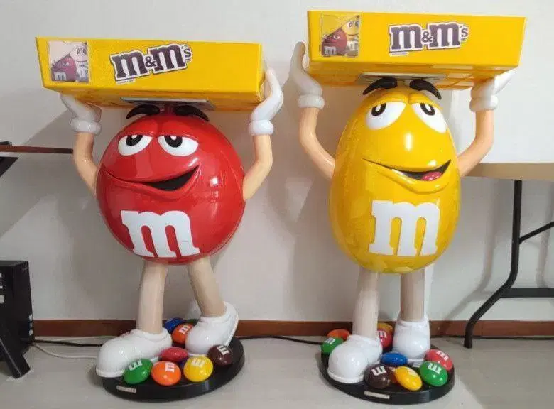 앰엔앰(m&m)대형 피규어 옐로우/레드 1set 진열장