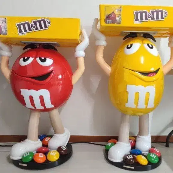 앰엔앰(m&m)대형 피규어 옐로우/레드 1set 진열장