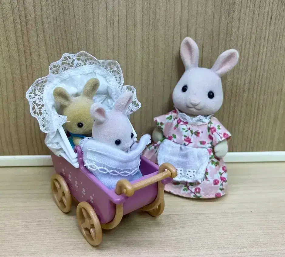 Quick sale!!! ))Sylvanian rabbit family