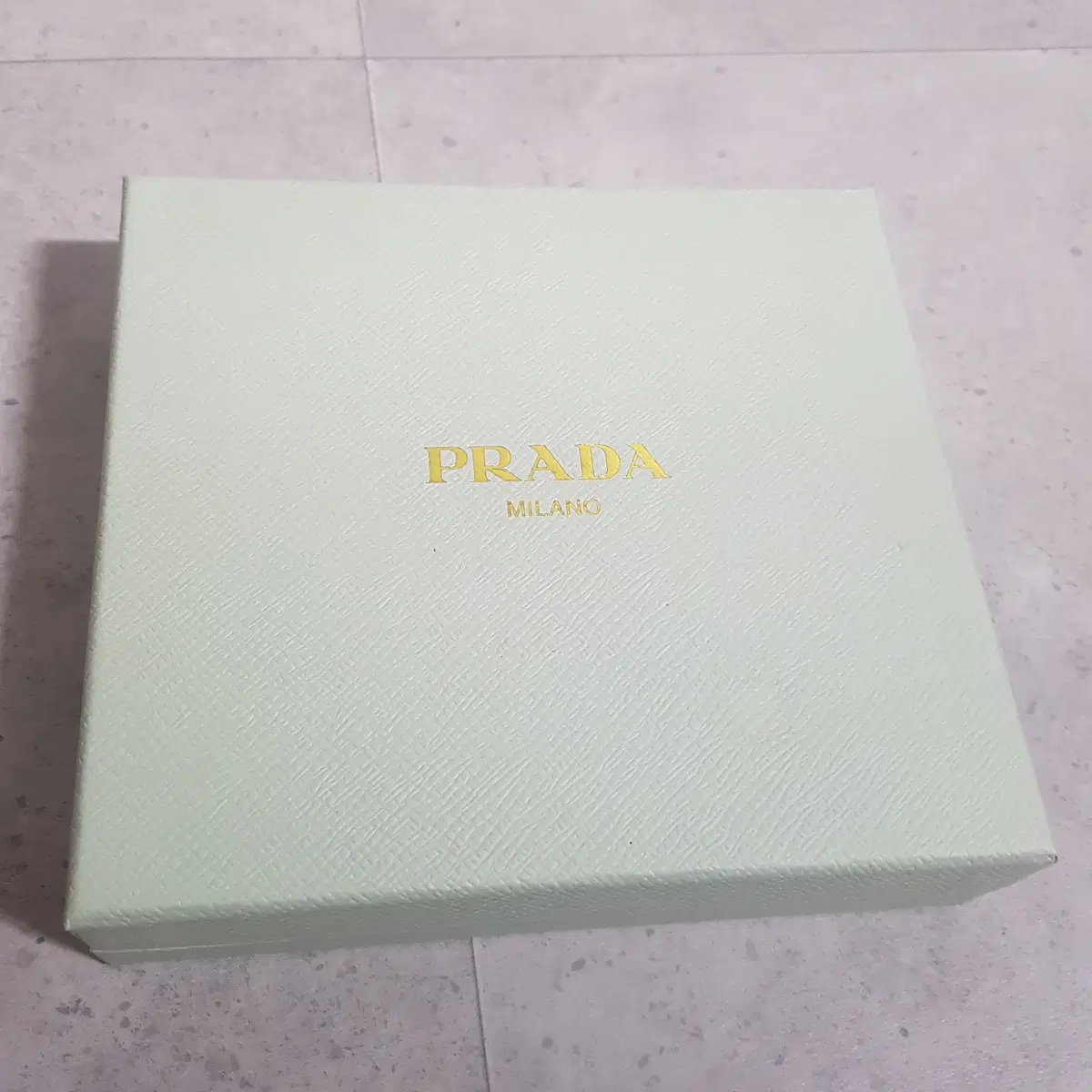 프라다 박스 PRADA 상자 16x17x5 (뒷면 스티커 제거 가능)