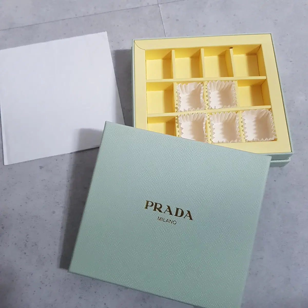 프라다 박스 PRADA 상자 16x17x5 (뒷면 스티커 제거 가능)