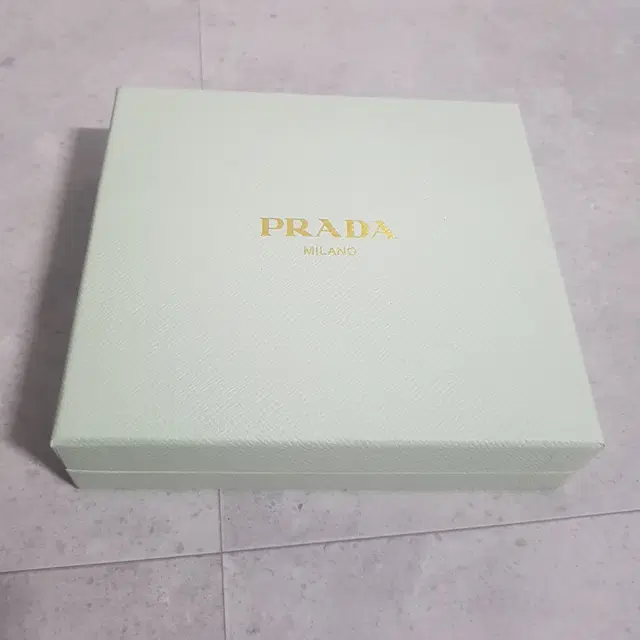 프라다 박스 PRADA 상자 16x17x5 (뒷면 스티커 제거 가능)