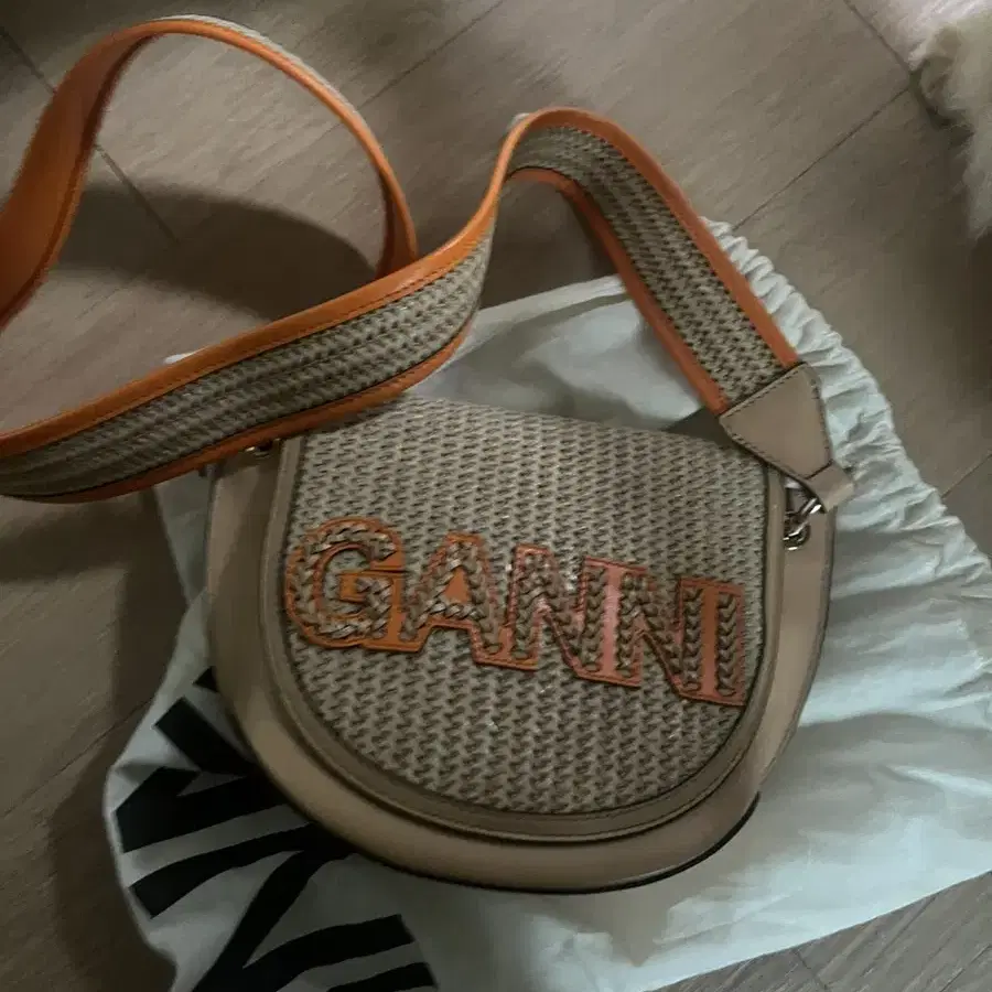 가니(GANNI) 라피아새들백 새상품