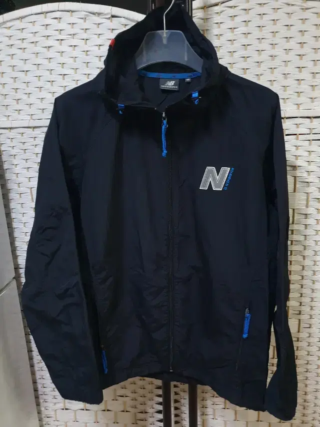 (0599) new balance 뉴발란스 바람막이 105 XL 사진확인