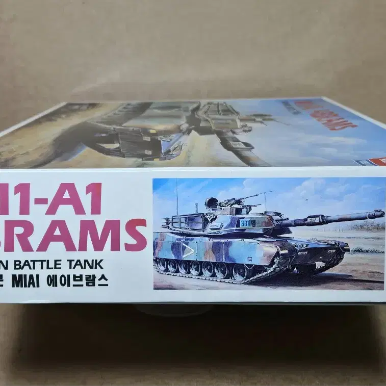 [아카데미] 1/35 M1-A1 에이브람스 전차의 휠과 포탑 조립 키트