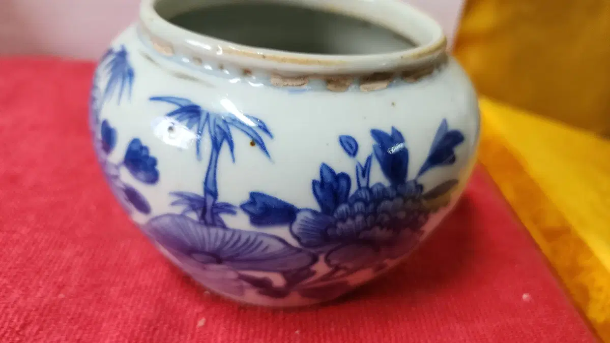 Blue and white porcelain pottery jar