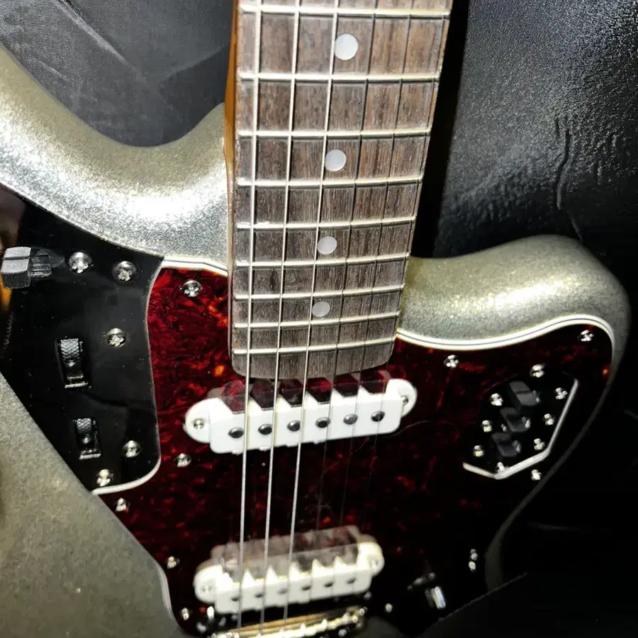 Squier 일렉기타 FSR Classic Vibe 60s Jaguar