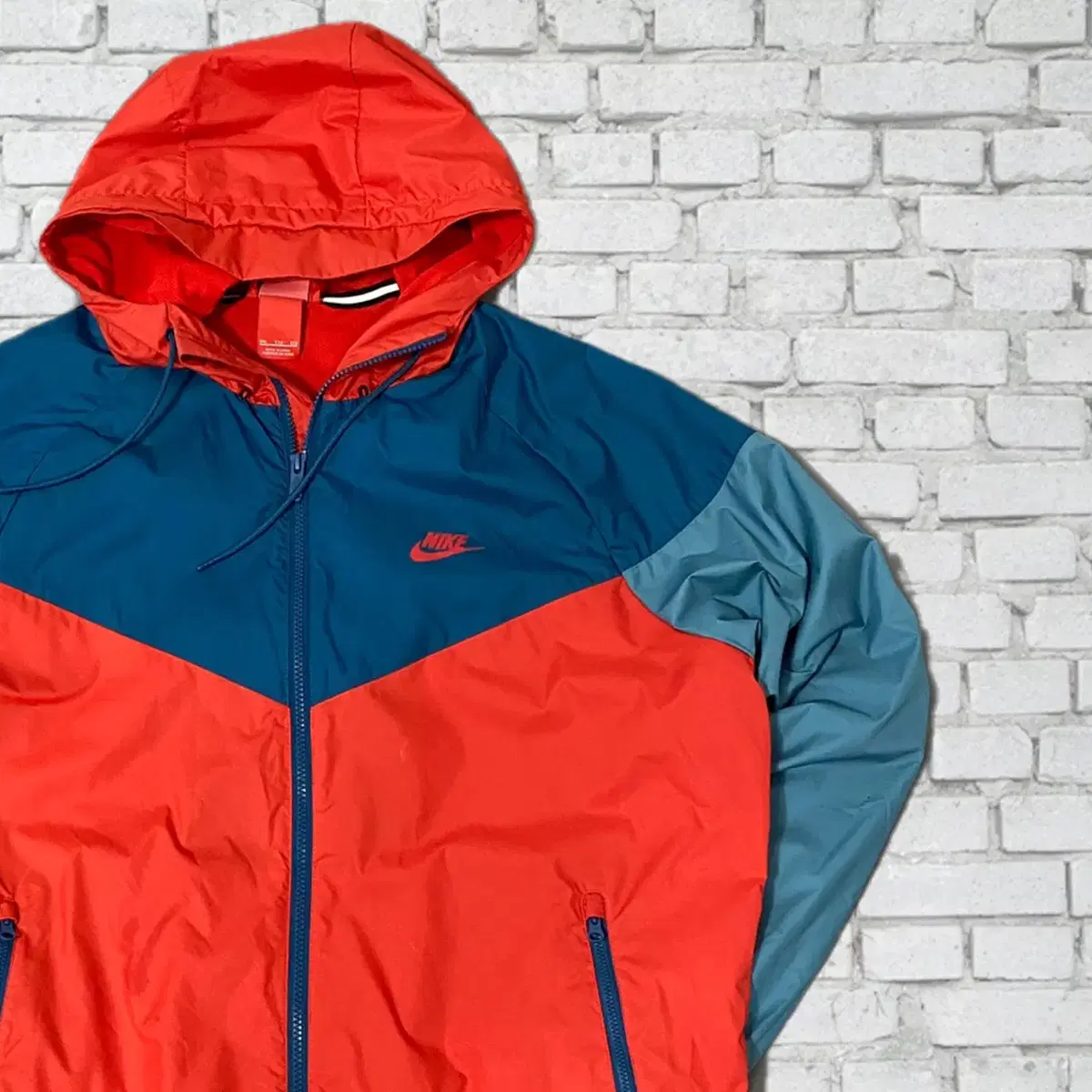 (965) Nike Vintage Relief Windrunner 2XL