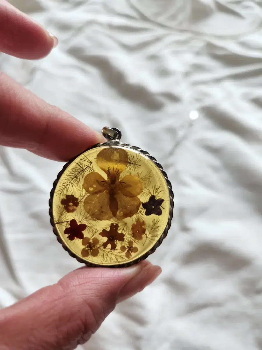 Flower-pressed necklace