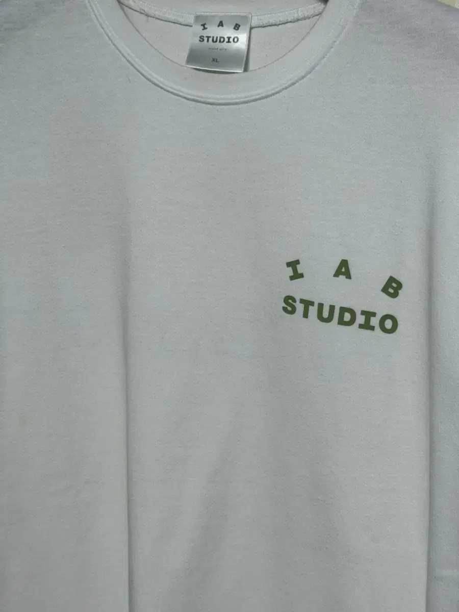 iApp Studio White Light Green