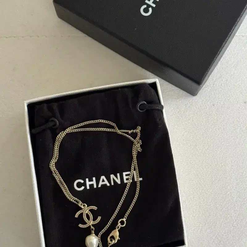 CHANEL CC logo pearl drop necklace