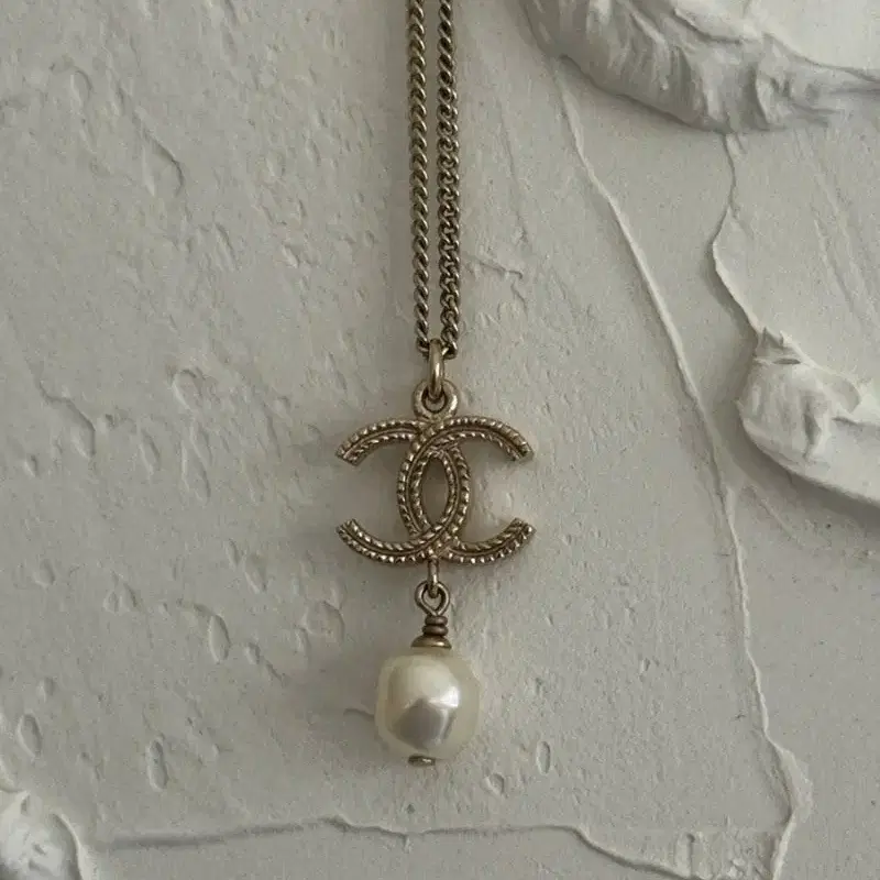 CHANEL CC logo pearl drop necklace