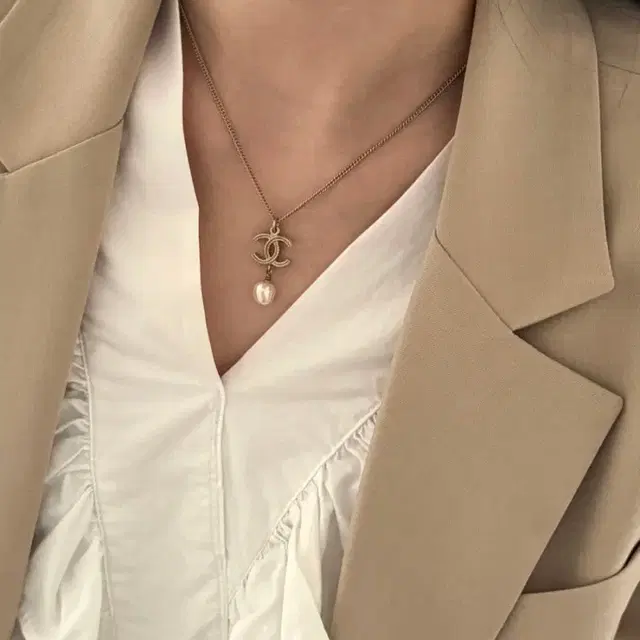 CHANEL CC logo pearl drop necklace