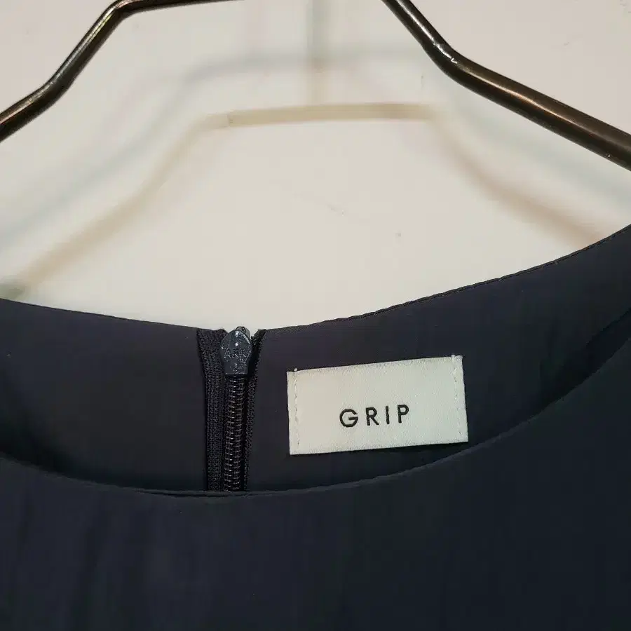 바스락 프라다 원단 벨트 플리츠 원피스 GRIP