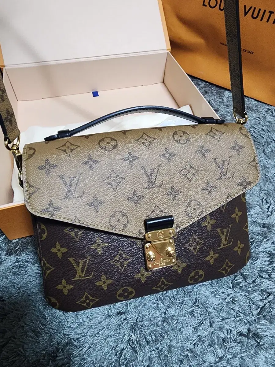 Louis Vuitton Pochette Mettis Reverse M44876 Crossbody Bag