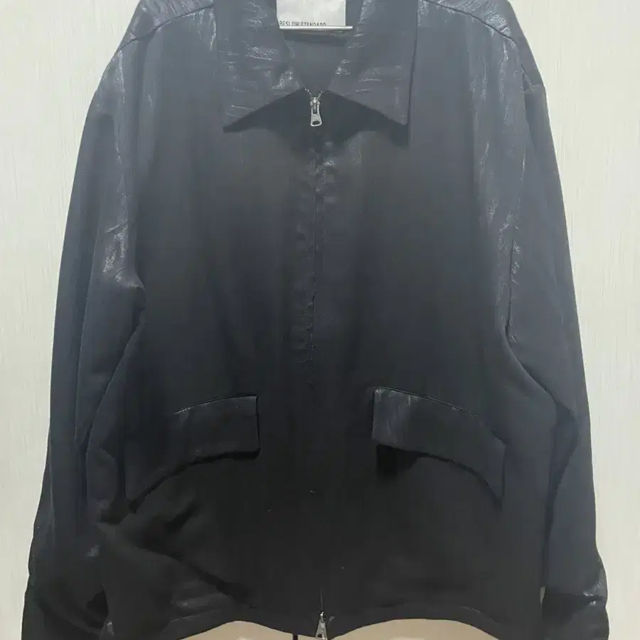 비슬로우 LOOSE FIT SHORT ZIP-UP JACKET BLACK