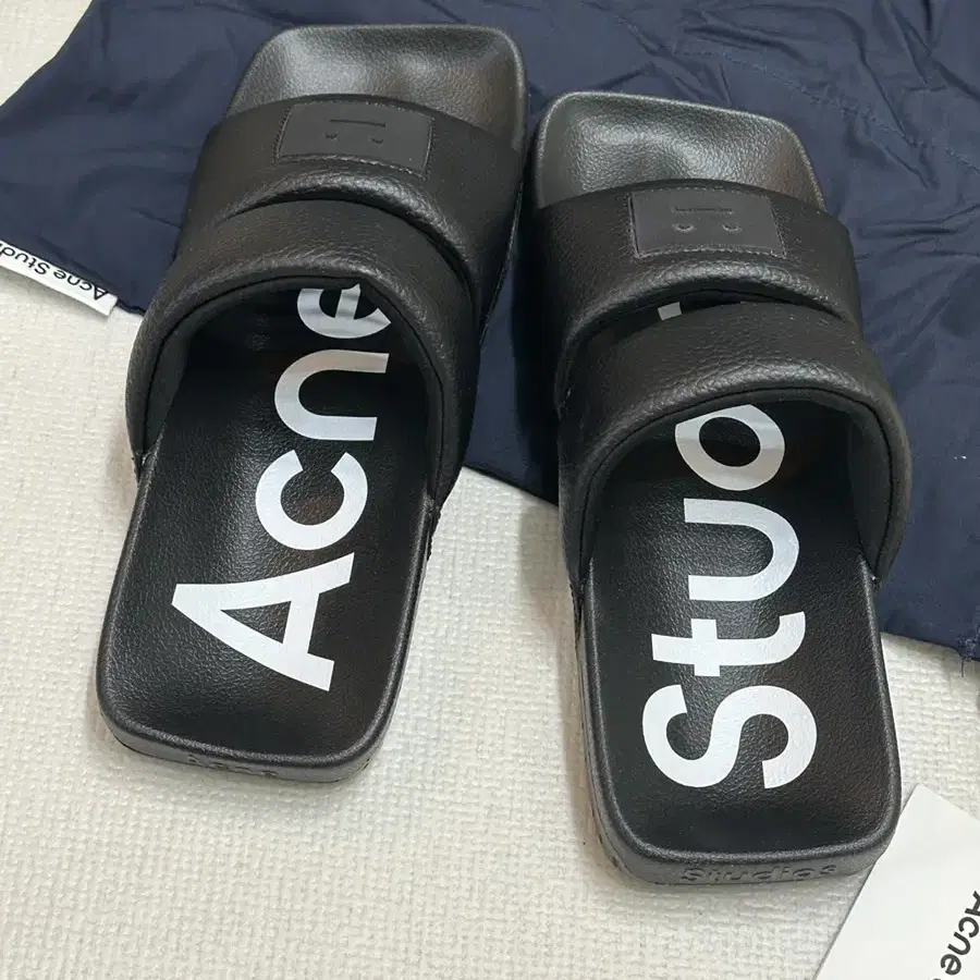 아크네 이모지 슬리퍼 acne slip on