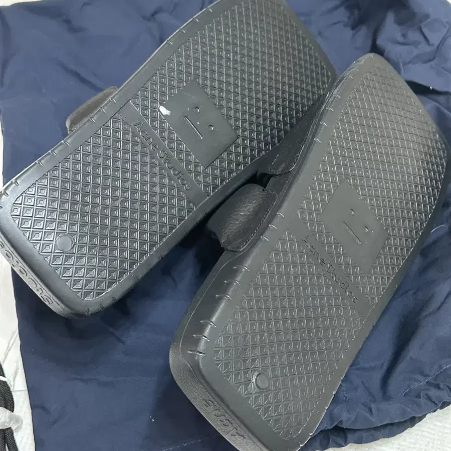 아크네 이모지 슬리퍼 acne slip on