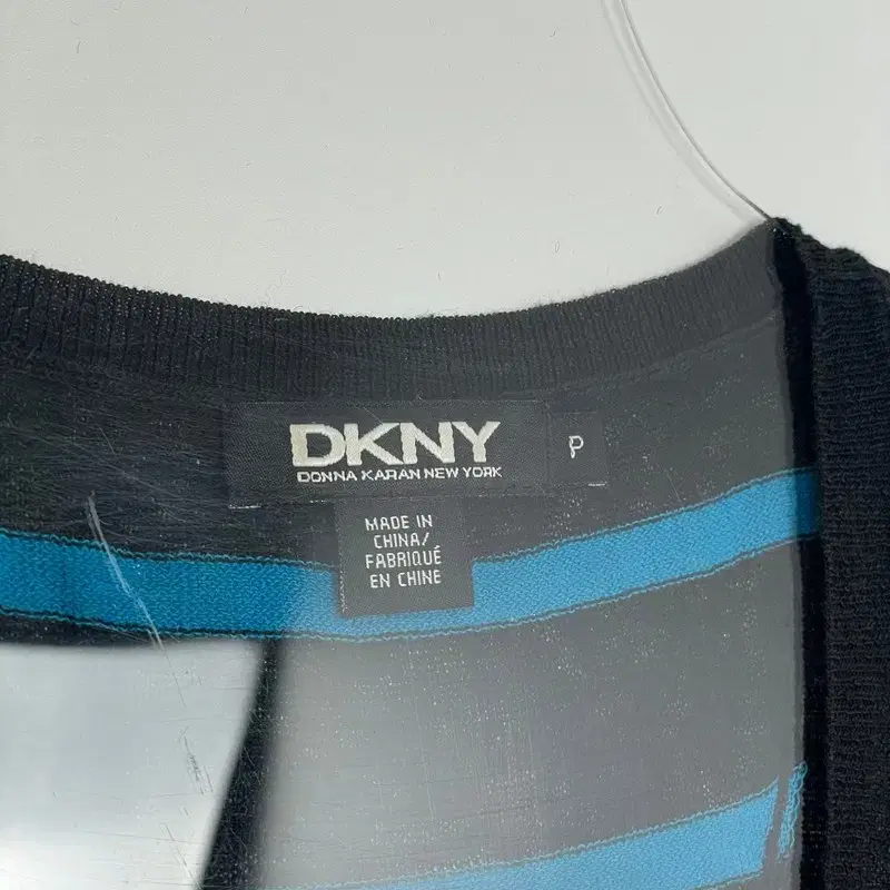 DKNY 도나카란뉴욕 슬리브리스 나시 티셔츠